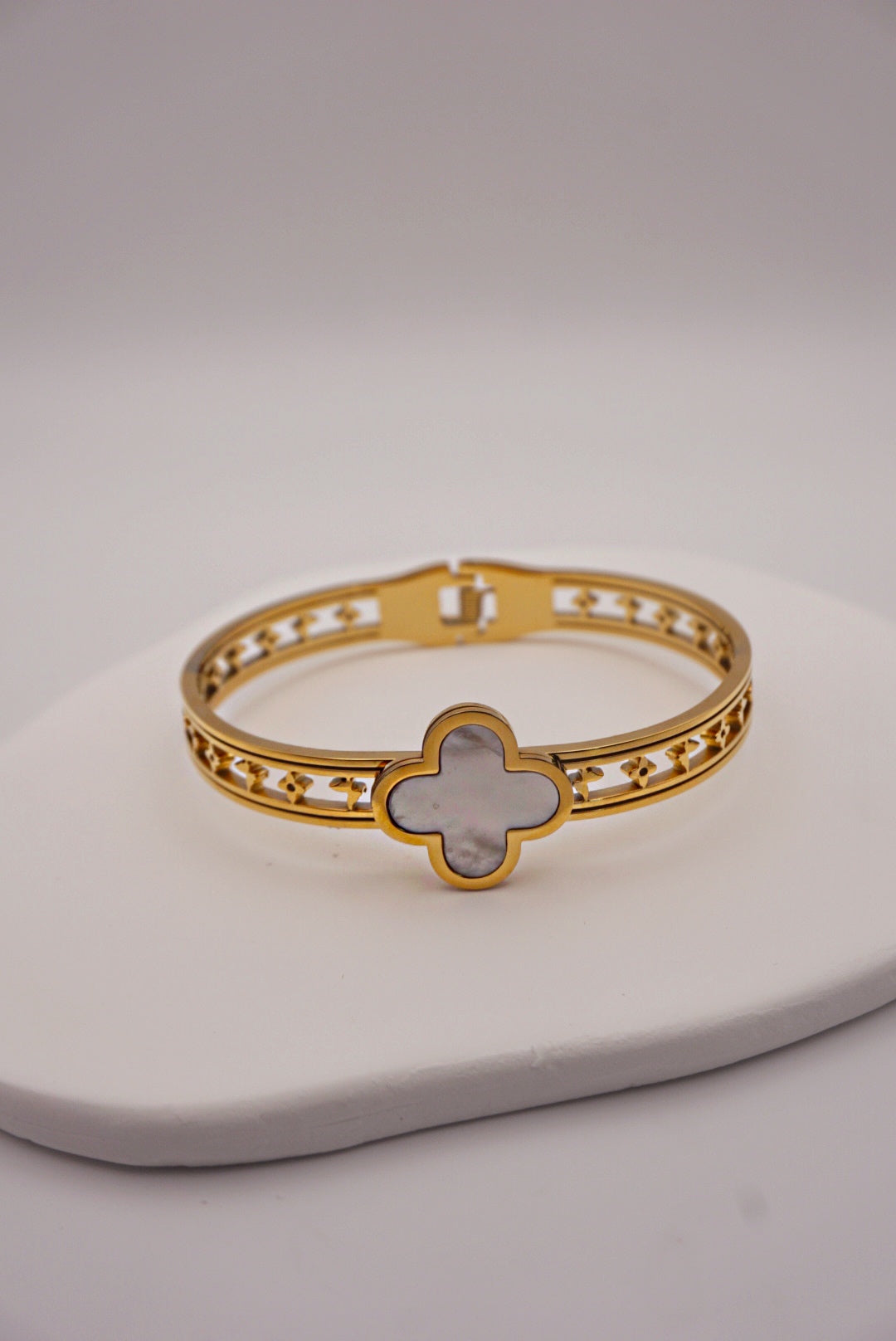 Perla Clover Bangle